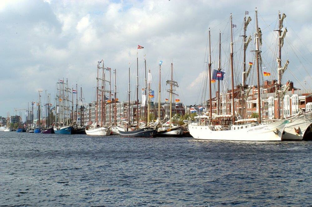 Hafen mit Segelschiffen - Stadtwerke Wilhelmshaven GmbH