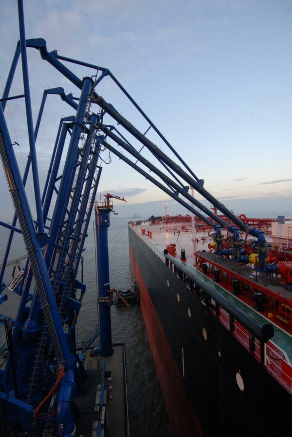 Tanker Front Shanghai löscht 900 000 000 t - Nord-West Oelleitung GmbH