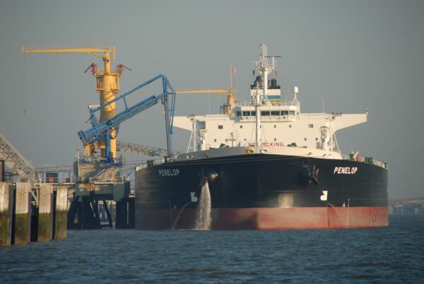 Tanker an NWO-Brücke -Wasserseite- - Nord-West Oelleitung GmbH