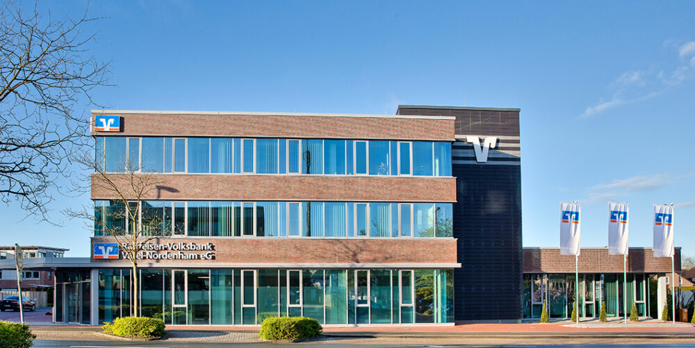 Gebäude frontal - klein - Raiffeisen-Volksbank Varel-Nordenham eG