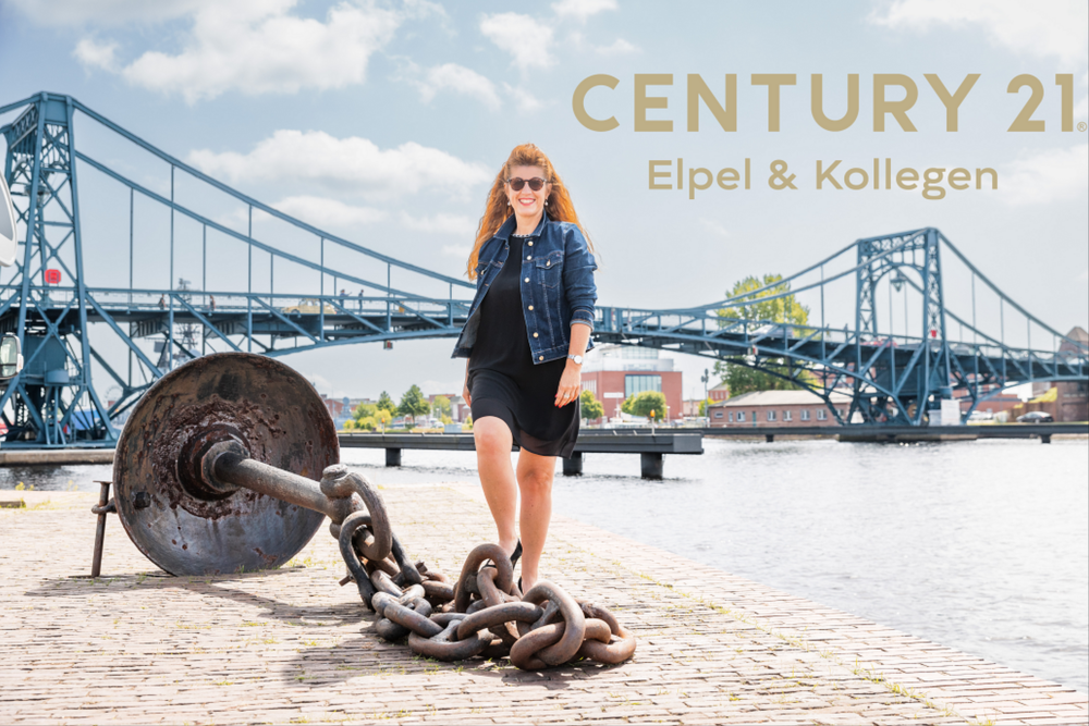 Bild KW Brücke mit Kerstin und Logo - CENTURY 21 Elpel & Kollegen