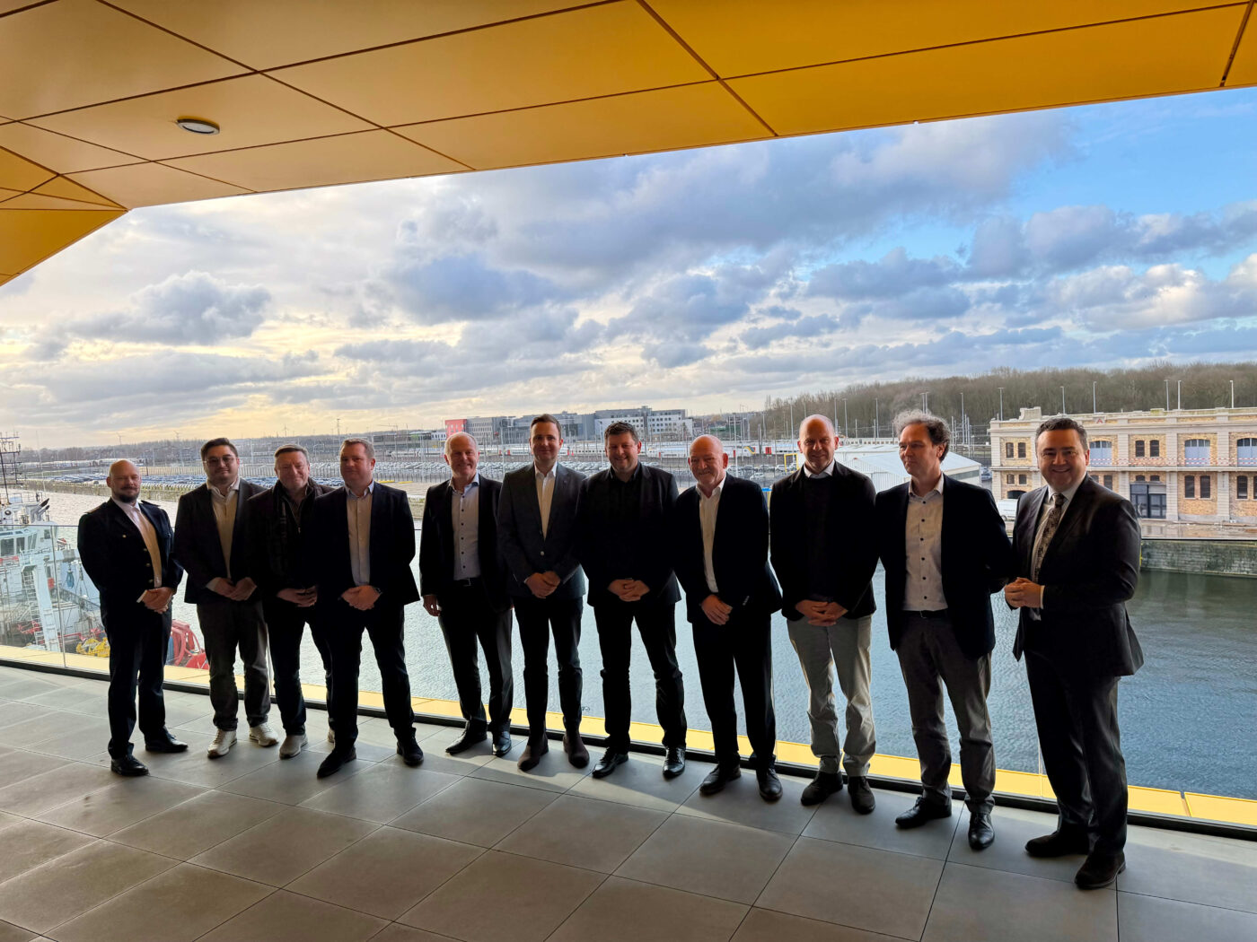 2026_02_18_Gruppenbild_Partnerschaft_MOSOLF_Port_of_Oostende_(@MOSOLF)