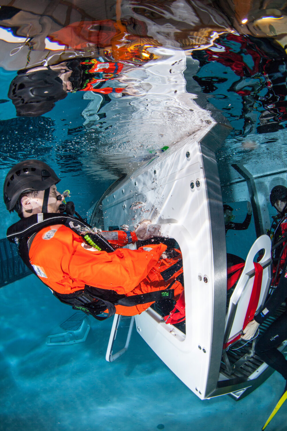 Helicopter Underwater Escape Training - Heinemann Solutions GmbH